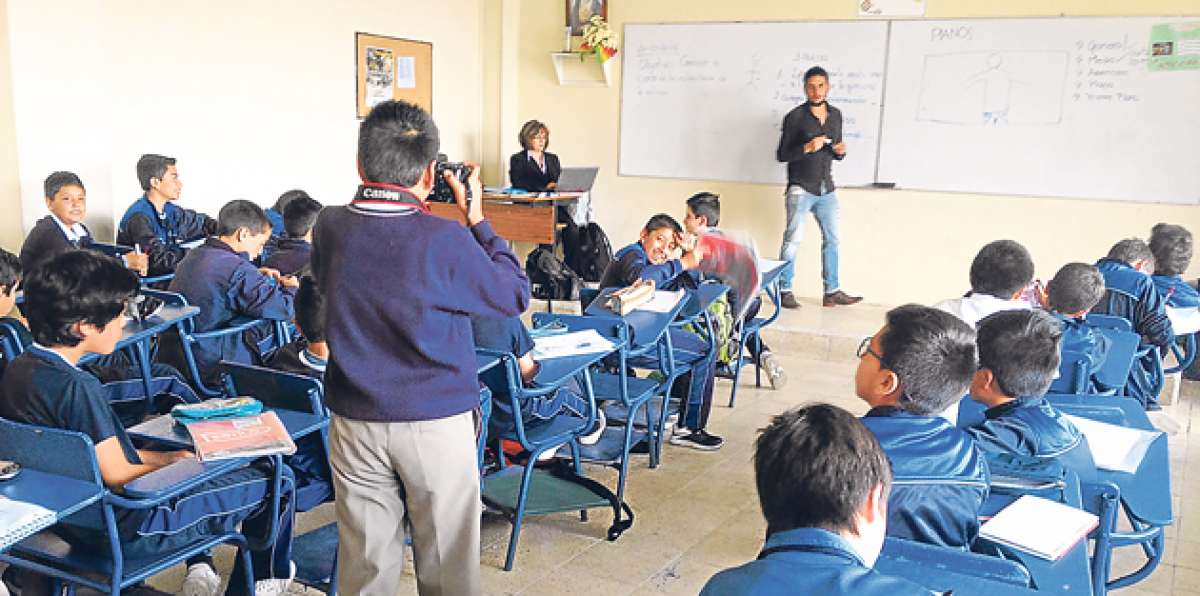 Estudiantes de la Unidad Educativa Borja recibieron un taller de periodismo y fotograf&iacute;a por parte del Diario. Foto: Rodrigo Matute Torres/ El Tel&eacute;grafo