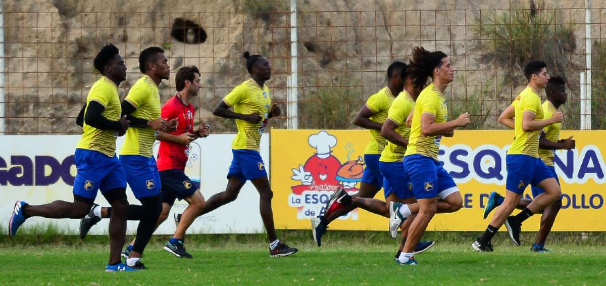 La escuadra manabita accedi&oacute; a la definici&oacute;n por el t&iacute;tulo luego de golear 3-0 a Barcelona SC en el encuentro de vuelta, pese a que en la ida cay&oacute; 4-1.