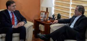 Todd Chapman (izq) cumplir&aacute; su misi&oacute;n diplom&aacute;tica en Ecuador.