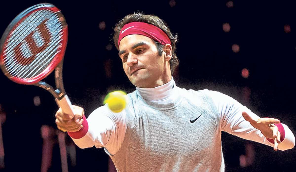 Federer sufri&oacute; unas molestias durante el juego de desempate del tercer set de la semifinal del Torneo de Maestros donde se enfrent&oacute; a Stan Wawrinka. Foto: AFP.
