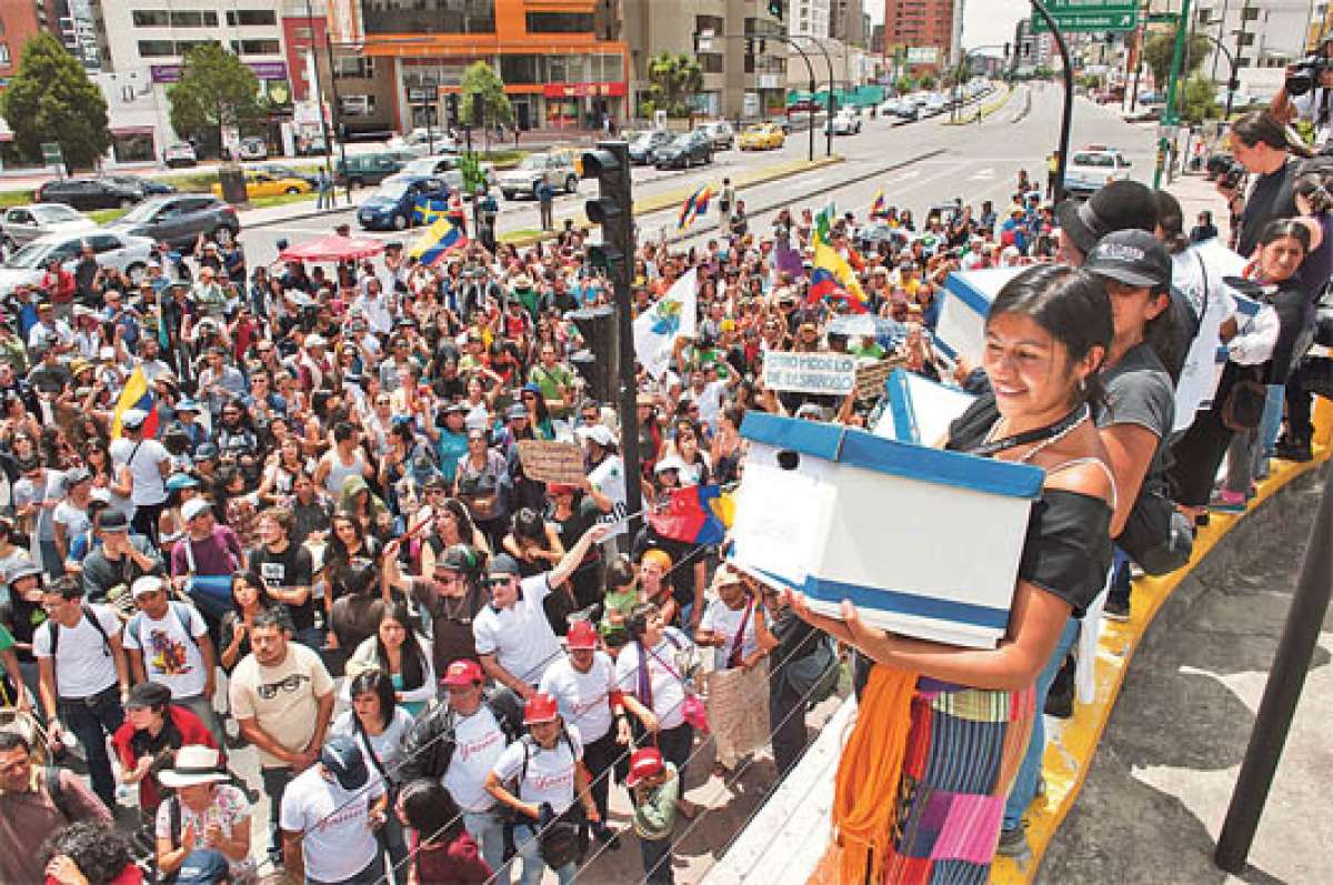 Centenares de ciudadanos y activistas llegaron al CNE el pasado s&aacute;bado para participar de la entrega de 55 cajas con 107.088 formularios. FOTO: JOHN GUEVARA.