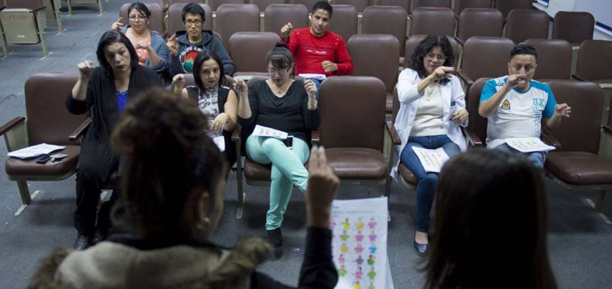 Personal de los medios p&uacute;blicos recibieron un taller b&aacute;sico acerca  del aprendizaje de la lengua  de se&ntilde;as ecuatoriana. La capacitaci&oacute;n se dio  en junio.