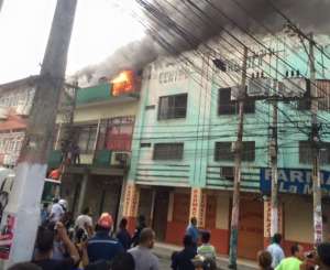 Incendio puso en riesgo viviendas antiguas en Esmeraldas