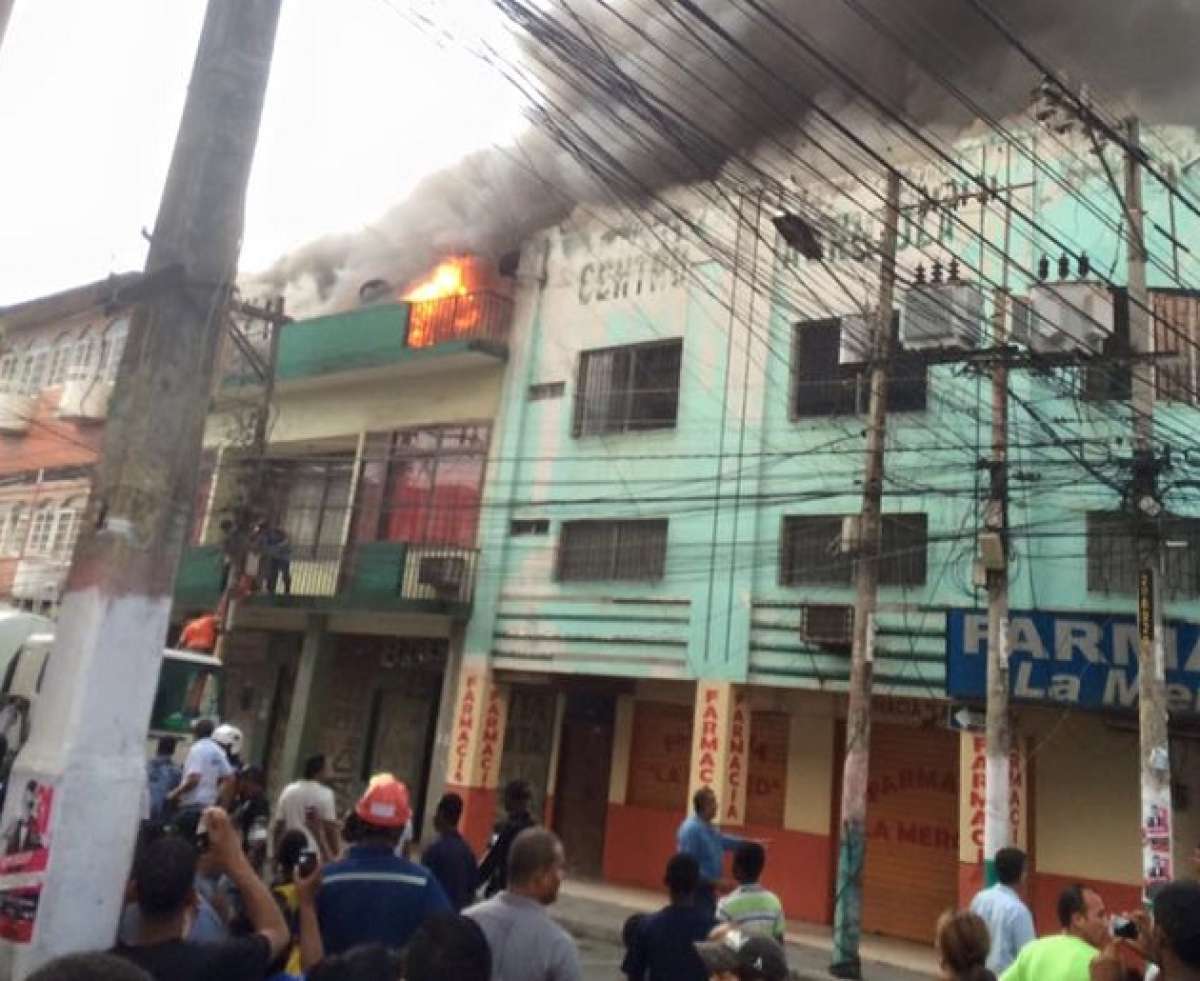 Incendio puso en riesgo viviendas antiguas en Esmeraldas