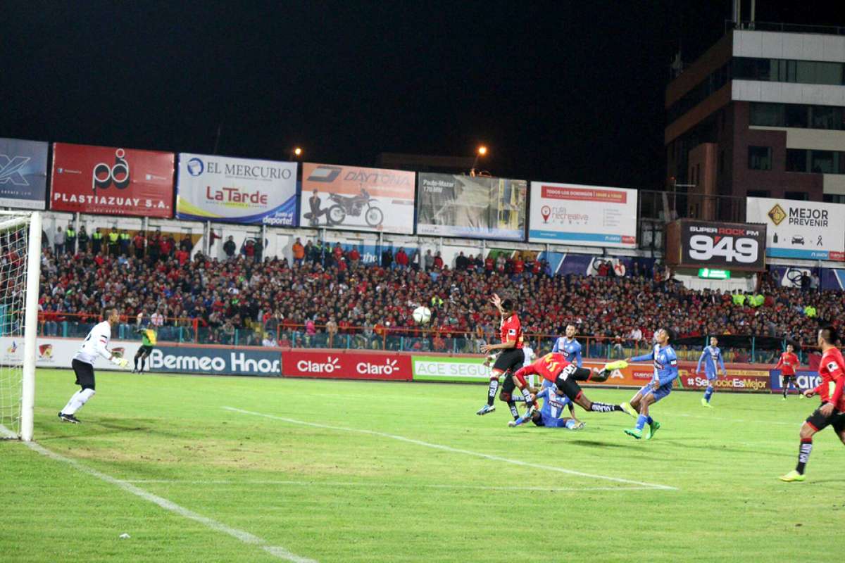 Emelec fue m&aacute;s contundente en el campo de juego y gole&oacute; al equipo morlaco. El partido se jug&oacute; en el estadio Alejandro Serrano Aguilar. Foto: Fernando Machado / El telegrafo