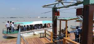 La nueva madera del muelle de la isla Santay luce brillante. Los viajeros cuentan con sillas para esperar las embarcaciones, y techo para protegerse del sol.