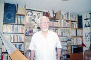 Miguel Donoso Pareja en su estudio de Guayaquil.
