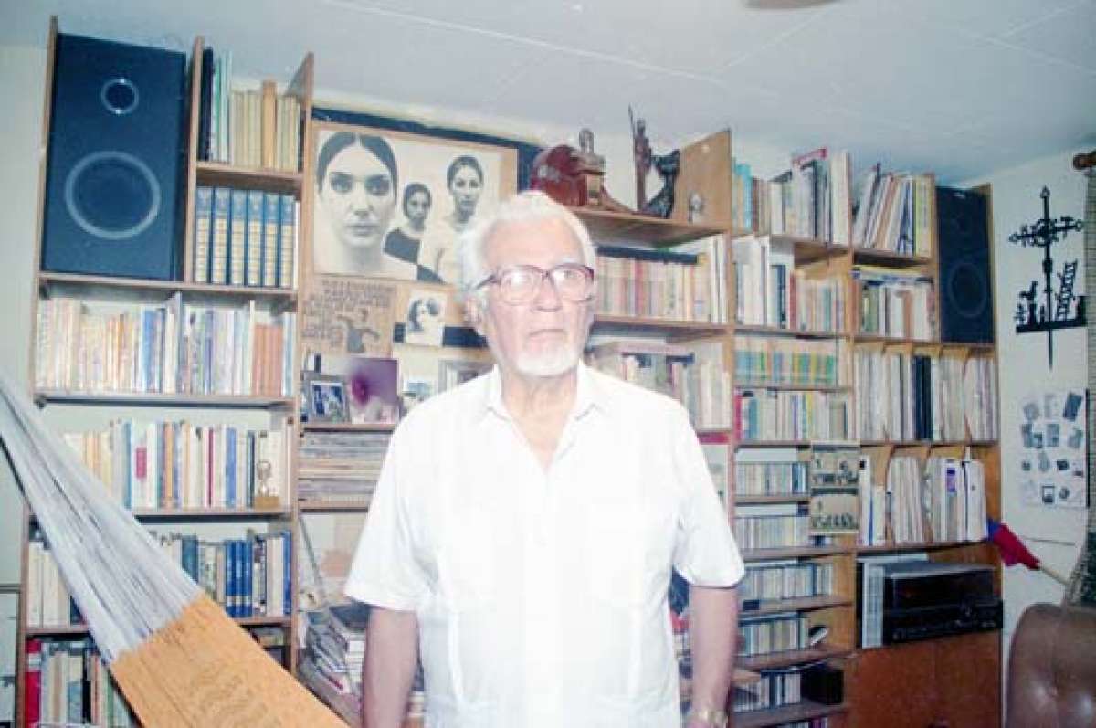 Miguel Donoso Pareja en su estudio de Guayaquil.