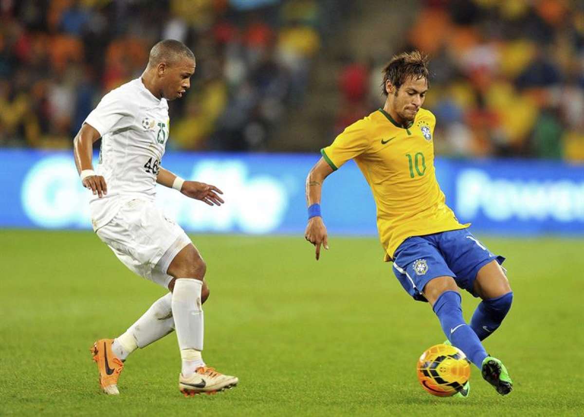 El delantero Neymar Jr. (d) es llamado a ser la figura de Brasil en el mundial.
