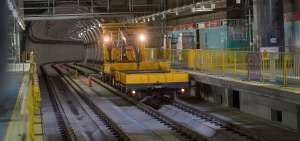 En la estaci&oacute;n La Carolina del Metro de Quito, veh&iacute;culos de prueba, con trabajadores de la obra, realizan el recorrido que tendr&aacute;n los trenes definitivos. 