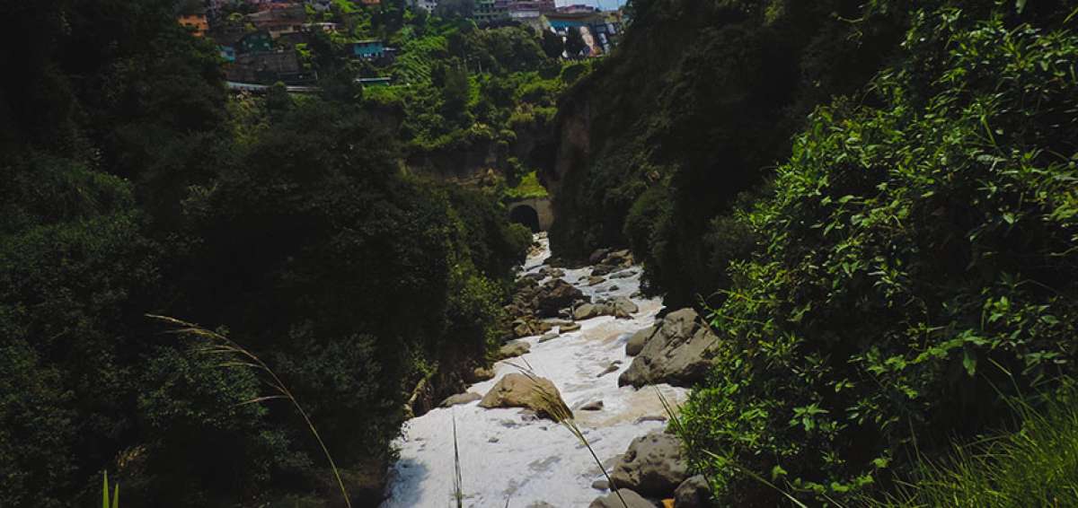 El Mach&aacute;ngara, el principal cauce natural de Quito, sirve como desaguadero de decenas de quebradas que atraviesan la ciudad en todas direcciones.