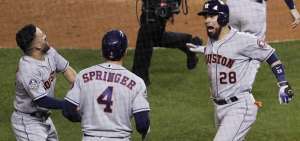 Los peloteros Robinson Chirinos (derecha), George Springer (centro) y Jos&eacute; Altuve (izquierda) celebran el triunfo en el tercer partido de la Serie.