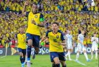 Énner Valencia (izq.) celebra su gol ante Argentina, en el Monumental