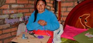 Doris Narv&aacute;ez invirti&oacute; en la compra de materiales para elaborar flores de tela.