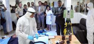 El Primer Mandatario recorri&oacute; las instalaciones del centro forense donde se hicieron demostraciones del trabajo que all&iacute; se realizan. 