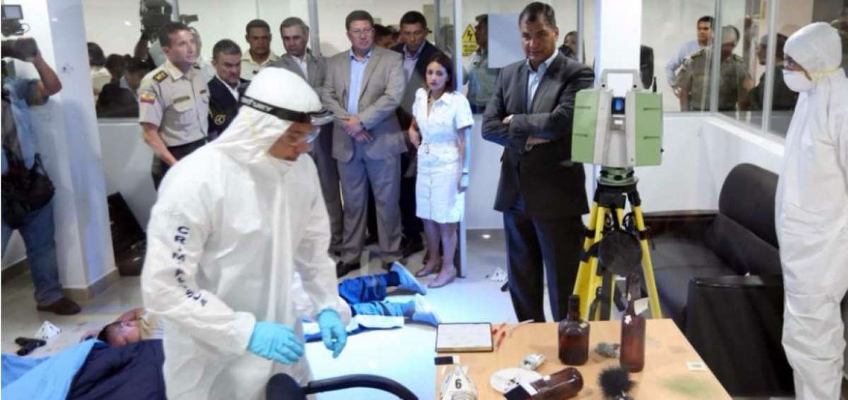 El Primer Mandatario recorri&oacute; las instalaciones del centro forense donde se hicieron demostraciones del trabajo que all&iacute; se realizan. 