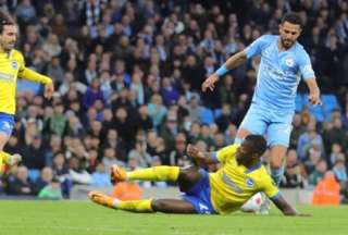 Moisés Caicedo se barre para evitar un gol durante el partido ante Manchester City