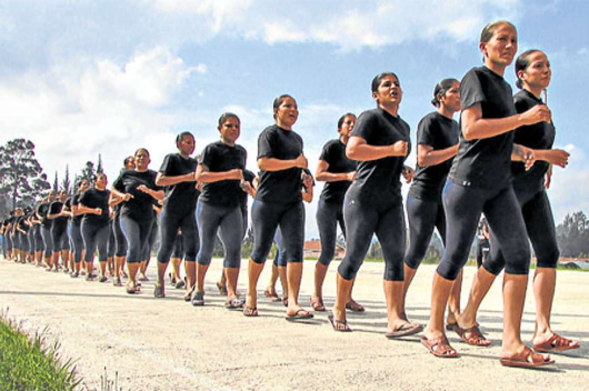 Las agentes del orden cumplen con la misma preparaci&oacute;n f&iacute;sica que los varones.
