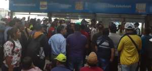 Usuarios esperan por boletos en Terminal Terrestre de Guayaquil