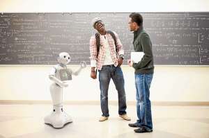 Pepper, el robot de la compa&ntilde;&iacute;a japonesa de internet SoftBank, mide 1,2 metros de altura y pesa 27 kilos. Foto: Tomado de www.zdnet.com