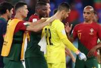 El guardameta Diogo Costa es consolado por sus compañeros, tras el error que pudo costarle a Portugal. 