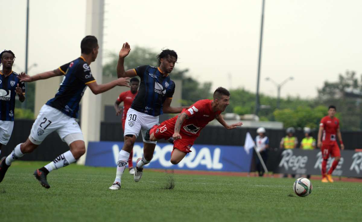 Arturo Mina pelea el bal&oacute;n con un jugador de River. Foto: Miguel Castro / El Tel&eacute;grafo