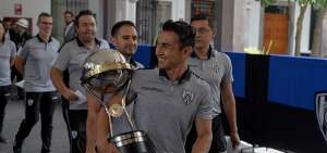 El capit&aacute;n de Independiente del Valle, Efr&eacute;n Mera, lleva el trofeo de la Copa Sudamericana al Palacio de Carondelet. All&iacute; el Presidente les entreg&oacute; la Orden Nacional al M&eacute;rito en el Grado de Oficial por su gran logro.