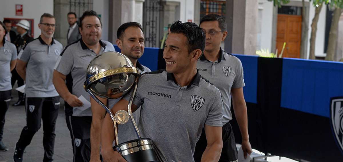 El capit&aacute;n de Independiente del Valle, Efr&eacute;n Mera, lleva el trofeo de la Copa Sudamericana al Palacio de Carondelet. All&iacute; el Presidente les entreg&oacute; la Orden Nacional al M&eacute;rito en el Grado de Oficial por su gran logro.