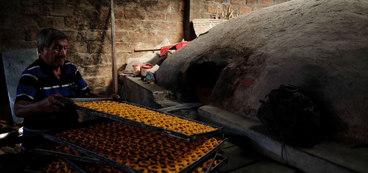 Luis Chancay es el encargado, desde hace 30 a&ntilde;os, de dorar las roscas en el horno a le&ntilde;a de Antonio L&oacute;pez.