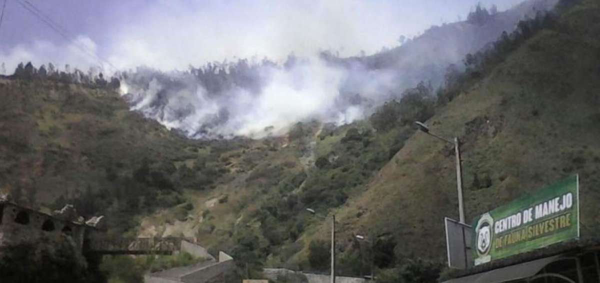 Bomberos de Ba&ntilde;os luchan contra incendio de grandes proporciones en la comunidad Chontilla