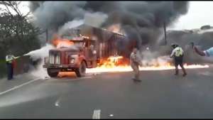 Las llamas envolvieron por completo el tr&aacute;iler hasta destruirlo.