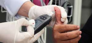 Con el tiempo, el exceso de glucosa en la sangre puede causar problemas serios, como afectar a la visi&oacute;n, los ri&ntilde;ones y los nervios.