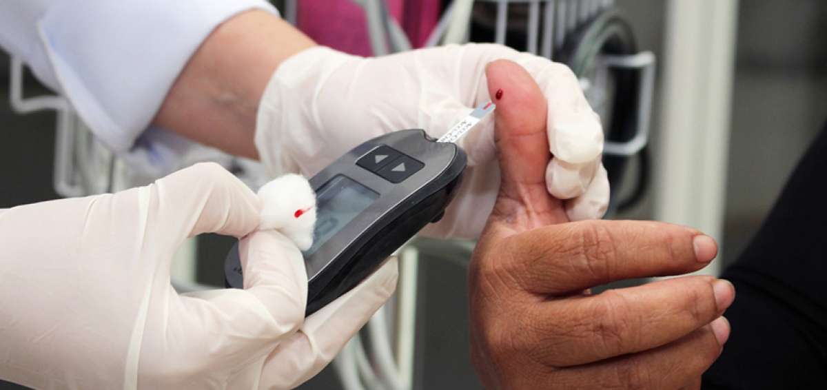 Con el tiempo, el exceso de glucosa en la sangre puede causar problemas serios, como afectar a la visi&oacute;n, los ri&ntilde;ones y los nervios.