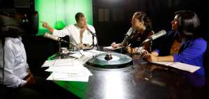 El presidente Rafael Correa ofreci&oacute; una entrevista a medios de comunicaci&oacute;n locales de Santa Elena.