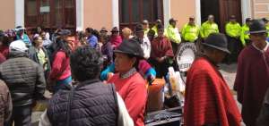 Integrantes del Seguro Social Campesino marcharon hasta la Gobernaci&oacute;n de Chimborazo para entregar un pliego de peticiones. 