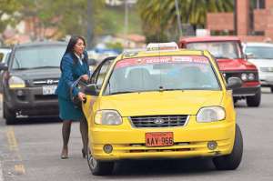 Los taxistas esperan que se definan los nuevos valores de las carreras para que los equipos empiecen a funcionar en la capital azuaya. Foto: Jos&eacute; Luis LLivisaca |  El Tel&eacute;grafo