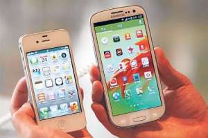 Una comparaci&oacute;n de los men&uacute;s principales de un celular de Apple y otro de Samsung. Tomado de http://www.odt.co.nz