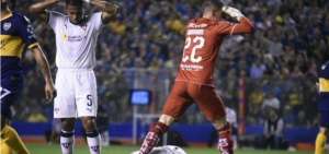 Antonio Valencia alienta a Christian Cruz tras su lesi&oacute;n