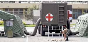 Militares instalan desde el domingo el hospital m&oacute;vil del Ej&eacute;rcito en el parqueadero de consulta externa. Foto: Karly Torres / El Tel&eacute;grafo