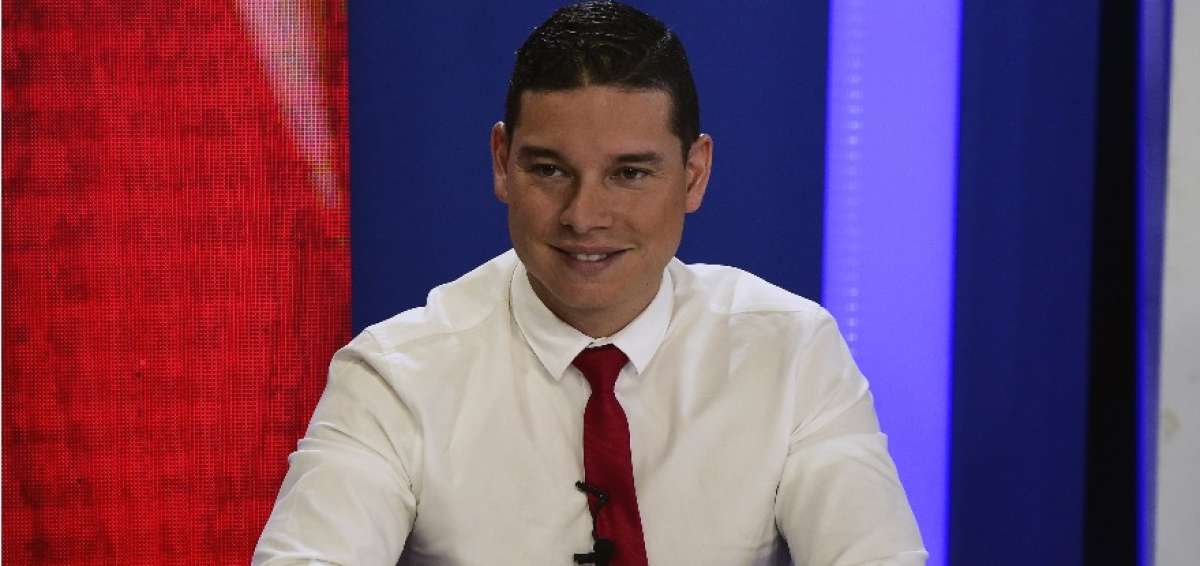 Iv&aacute;n Espinel promete "cortar las manos" a los corruptos