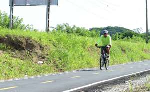 La ciclov&iacute;a de la carretera a la Costa solo est&aacute; preparada para resistir el transporte alterno. Foto: Jos&eacute; Mor&aacute;n | El Tel&eacute;grafo