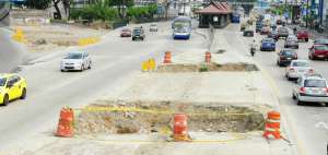 La Autoridad de Tr&aacute;nsito Municipal implement&oacute; desv&iacute;os en la Avenida de las Am&eacute;ricas y calles aleda&ntilde;as tras la ca&iacute;da del puente a desnivel.