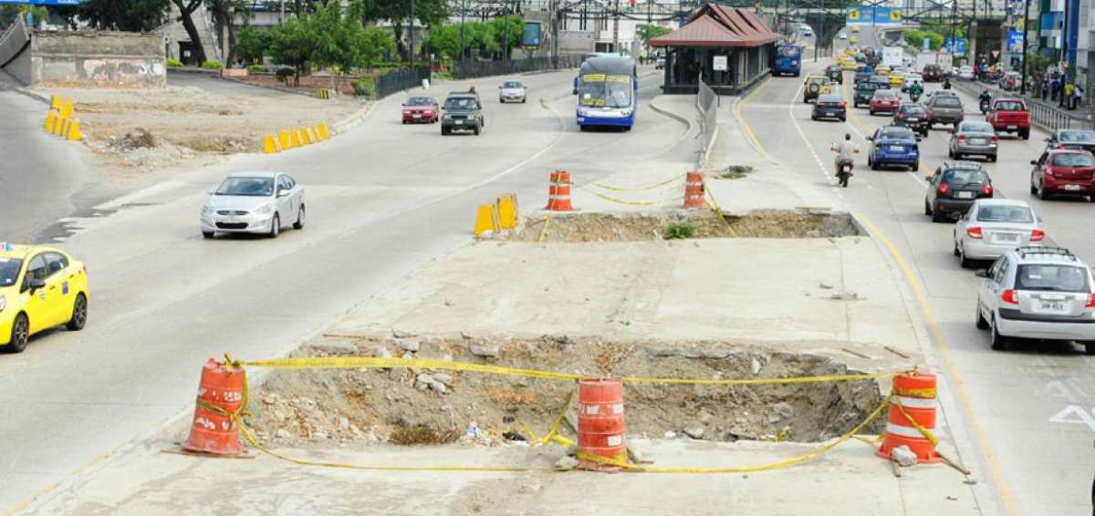 La Autoridad de Tr&aacute;nsito Municipal implement&oacute; desv&iacute;os en la Avenida de las Am&eacute;ricas y calles aleda&ntilde;as tras la ca&iacute;da del puente a desnivel.