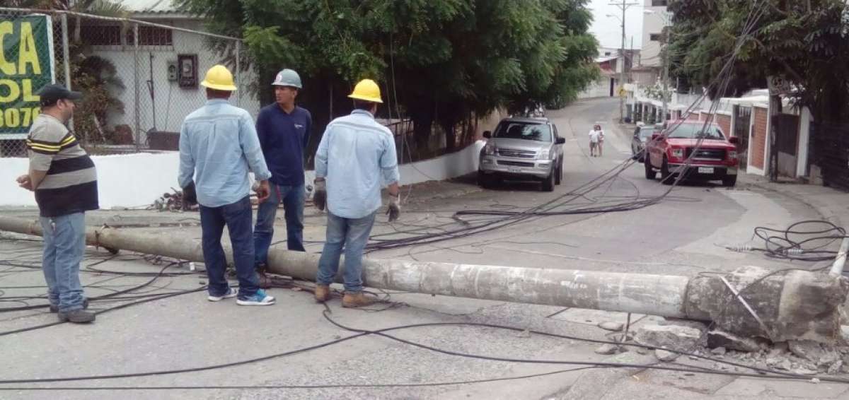 Un cami&oacute;n dej&oacute; sin energ&iacute;a el&eacute;ctrica a Lomas de Urdesa