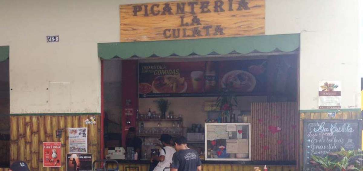 El lugar, ubicado en el centro de la ciudad, oferta  encebollado, camarones apanados, pescado con patacones y encocado de pescado. 