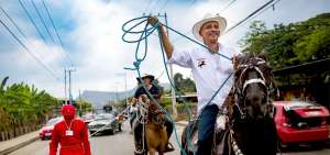 La Bajada de Reyes es una tradici&oacute;n en Santa Ana que data de hace m&aacute;s de 100 a&ntilde;os; empieza a las 06:00 y termina pasada la media noche.