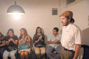 V&iacute;ctor Ar&aacute;uz interpreta el mon&oacute;logo Febrero 33, del guayaquile&ntilde;o Luis Garc&iacute;a Jaime. Foto: Karly Torres / El Tel&eacute;grafo