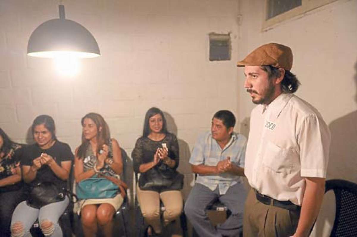 V&iacute;ctor Ar&aacute;uz interpreta el mon&oacute;logo Febrero 33, del guayaquile&ntilde;o Luis Garc&iacute;a Jaime. Foto: Karly Torres / El Tel&eacute;grafo