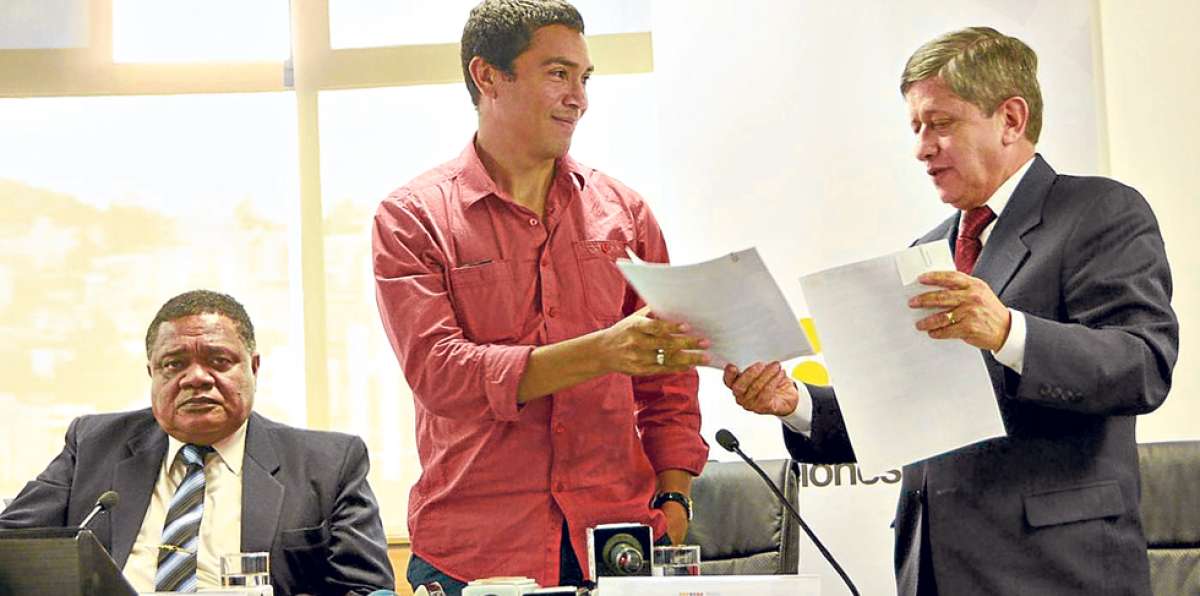 Jorge Guzm&aacute;n (i) y Edwin Tenorio (c) junto al titular del MRL, Carlos Marx Carrasco, en una reuni&oacute;n anterior. Foto: Internet