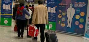 Viajeros al ingresar a controles en el aeropuerto de Beijing.